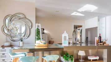 KĂŒhlschrank, Mikrowelle, Ofen, Herdplatte