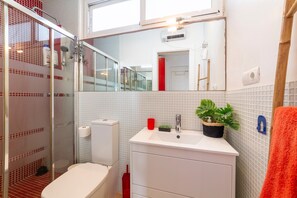 Dusche, Haartrockner, Handtücher