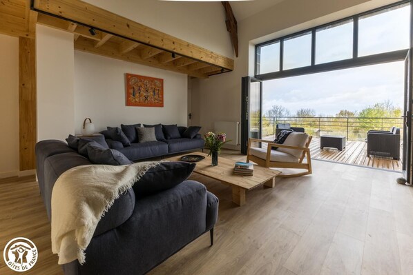 TV, fireplace - Grange Saint Martin - Rochefort Montagne (ROCHEFORT MONTAGNE)