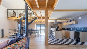 Ein modernes Interieur mit Treppe, Küche und Essbereich.