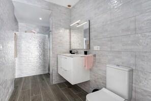 Shower, hair dryer, towels