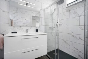 Dusche, Haartrockner, Handtücher