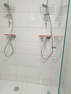 Dusche, Whirlpool, Haartrockner, Handtücher