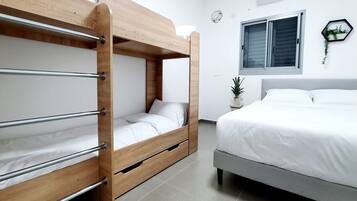 2 soveværelser, pengeskab på værelset, skrivebord, strygejern/strygebræt