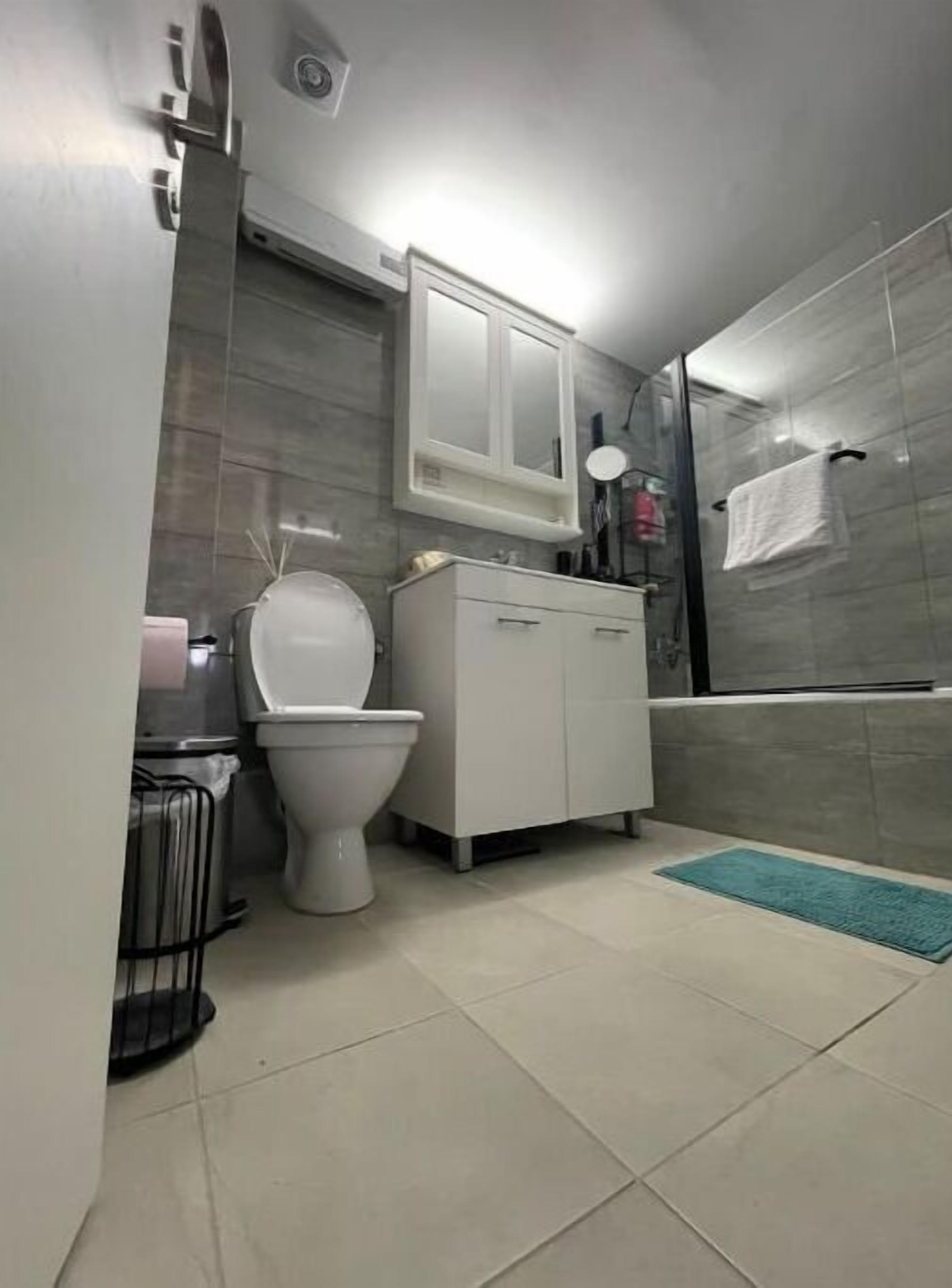 Bruser, hårtørrer, håndklæder, Sæbe