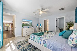 4 bedrooms, desk, iron/ironing board, travel crib - 2 min walk to Beach, 2 King BR, Private Deck, Hot Tub, Grill & Fire Pit, Pets OK (St. Augustine)