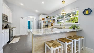 雪櫃、微波爐、焗爐、爐具