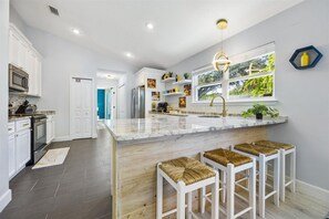 Een koelkast, een magnetron, een oven, een kookplaat