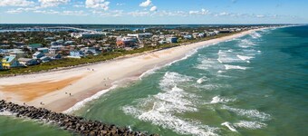 2 min walk to Beach, 2 King BR, Private Deck, Hot Tub, Grill & Fire Pit, Pets OK