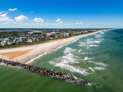 2 min walk to Beach, 2 King BR, Private Deck, Hot Tub, Grill & Fire Pit, Pets OK