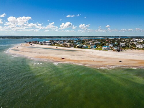 2 min walk to Beach, 2 King BR, Private Deck, Hot Tub, Grill & Fire Pit, Pets OK