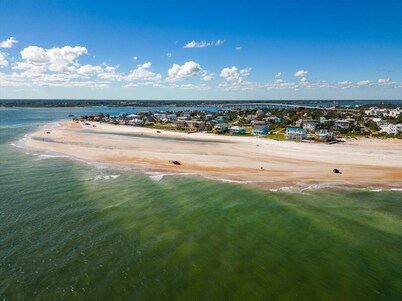 2 min walk to Beach, 2 King BR, Private Deck, Hot Tub, Grill & Fire Pit, Pets OK