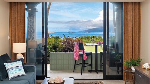 Beautiful ground floor unit right on the beach!