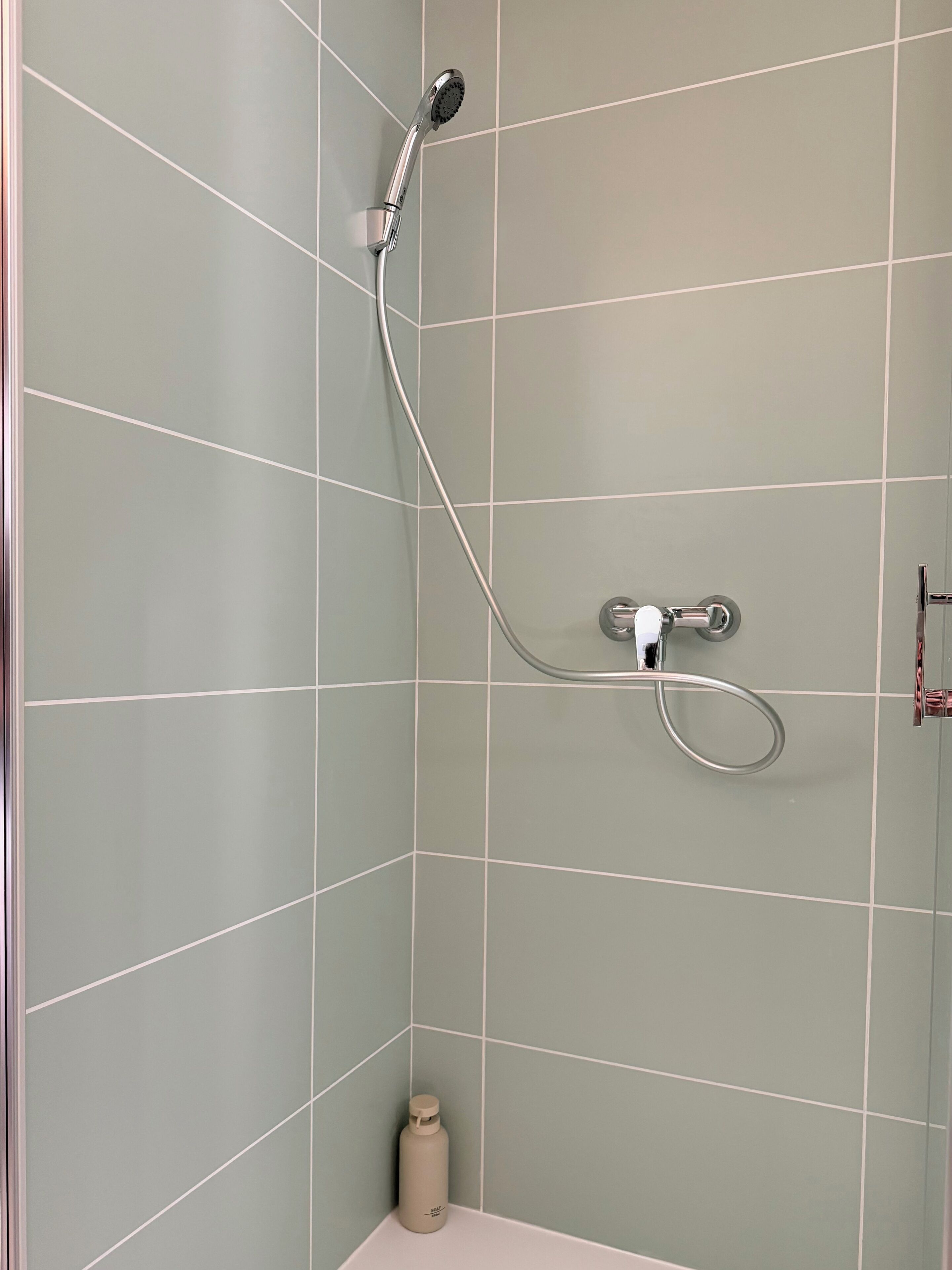 Un baño con ducha, inodoro y lavamanos.