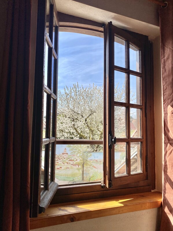 Habitación triple familiar | Ropa de cama de alta calidad, camas con efecto memoria y wifi gratis