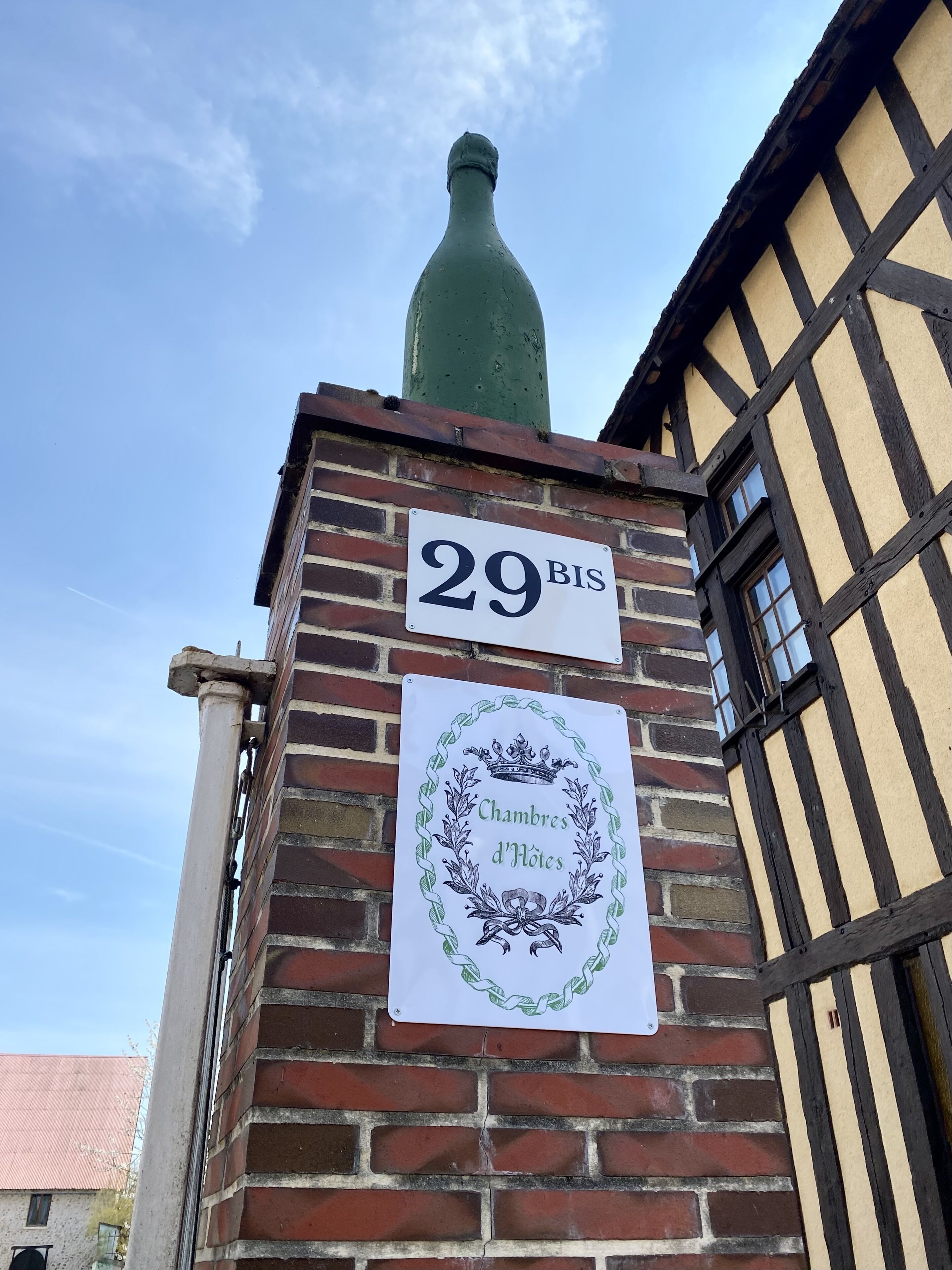 A building with a sign reading "29 BIS" and "Chambres d'Heures".