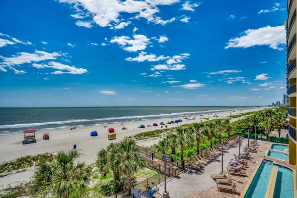 En la playa y camastros