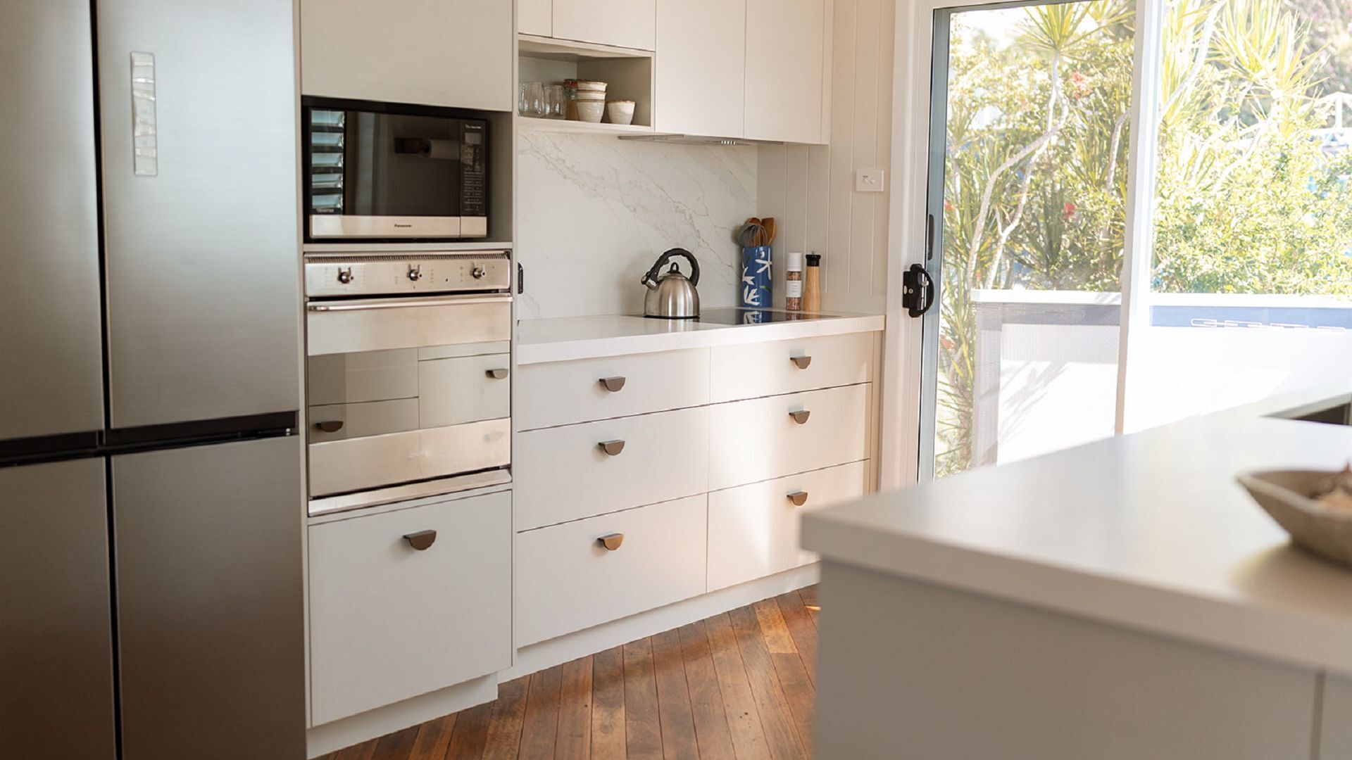 Coffee/tea maker, fridge, microwave, oven