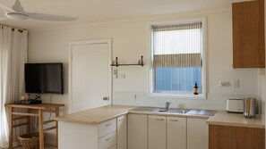 Wasserkocher mit Kaffee-/Teezubehör, Kühlschrank, Mikrowelle, Ofen