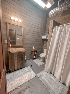 Toallas, jabón, papel de baño 