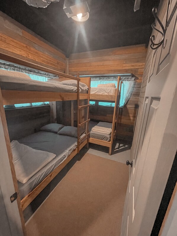 A compact, cabin-style room with bunk beds and a small window. - Nicole’s Clean Cozy HouseBoat (Venice)