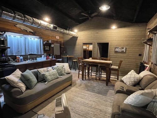 Nicole’s Clean Cozy HouseBoat