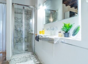 Dusche, Haartrockner, Bidet, Handtücher
