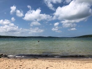 Playa en los alrededores, camastros y toallas de playa