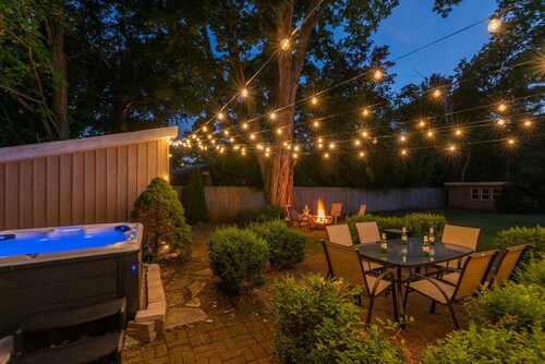 Cozy Cottage near Lake & Skiing, Hot Tub, fireplace & Fire-pit, Pets Allowed