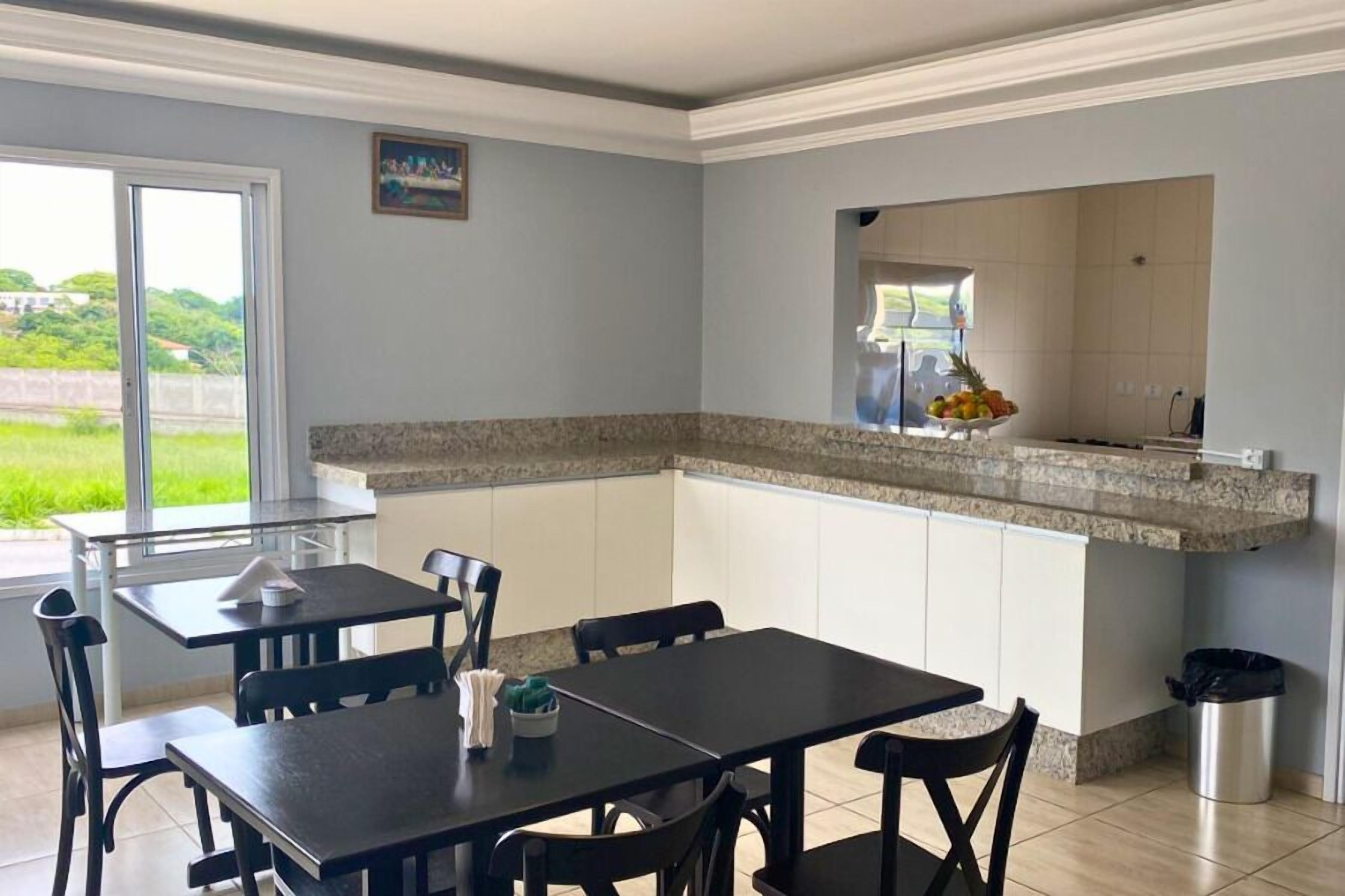 بوفيه فطور مجانًا يوميًا