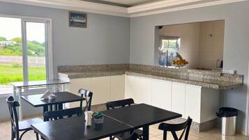 بوفيه فطور مجانًا يوميًا