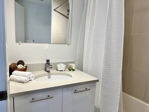 Dusj, hårføner, håndklær og såpe
