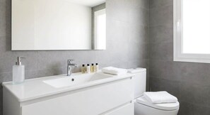 Badewanne, Haartrockner, Handtücher, Shampoo