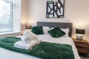 1 dormitorio, tabla de planchar con plancha, wifi y ropa de cama
