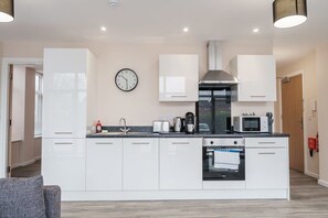 Kühlschrank, Mikrowelle, Ofen, Herdplatte