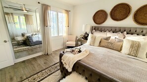 5 habitaciones, escritorio y tabla de planchar con plancha 