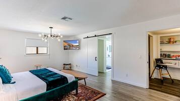 4 soverom, skrivebord, strykejern/-brett og reiseseng for barn