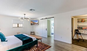 4 habitaciones, escritorio y tabla de planchar con plancha 