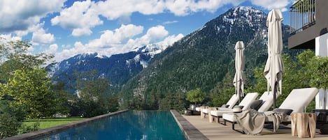 Una piscina al aire libre, una piscina climatizada