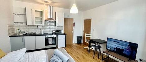 1 غرفة نوم ومكتب وواي فاي وملاءات أسرّة