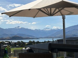 Property grounds - Stylish Panoramic Mountain and Lake Views (Wanaka)