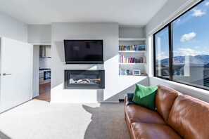 TV, fireplace - Stylish Panoramic Mountain and Lake Views (Wanaka)