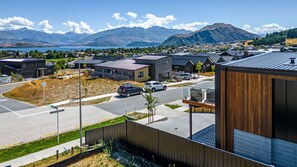 Property grounds - Stylish Panoramic Mountain and Lake Views (Wanaka)