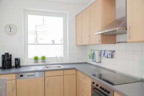 Réfrigérateur, micro-ondes, plaque de cuisson, lave-vaisselle