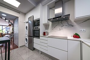 Frigorífico, microondas, horno y lavavajillas