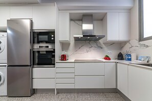 Frigorífico, microondas, horno y lavavajillas