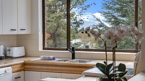 Fridge, microwave, oven, dishwasher - Avalanche 3- 3BR Apartment l Central Location l Balcony l WiFi (Jindabyne)