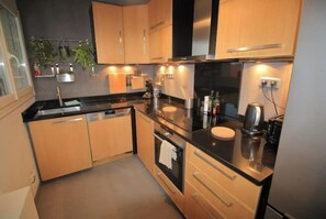 Een kinderstoel, een eettafel