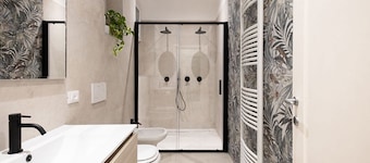 Renovated flat, Aircon, lake view, double shower