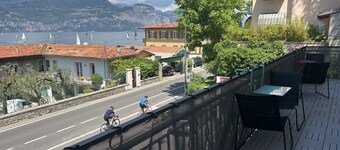 Renovated flat, Aircon, lake view, double shower